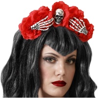 Diadema de catrina con flores rojas y huesos